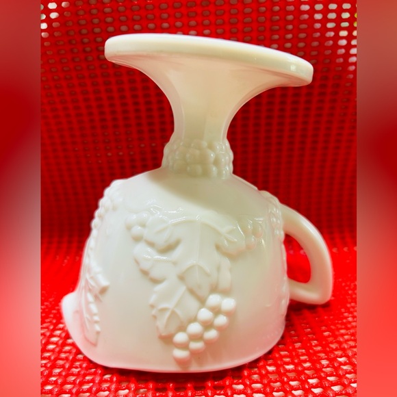 Vintage grape leaf creamer pitcher,mint condition. 4.25” tall. - Picture 6 of 6